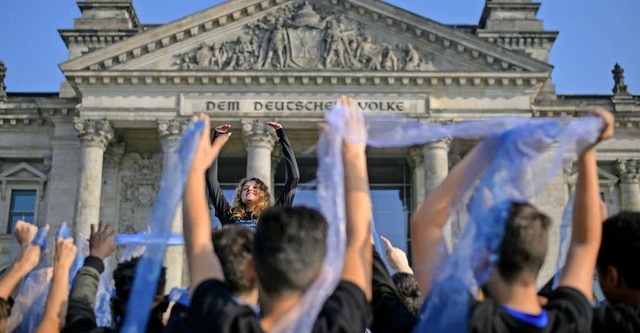 Whrend die Politiker sondierten, tanz...in fr einen gerechten Kohleausstieg.   | Foto: DPA