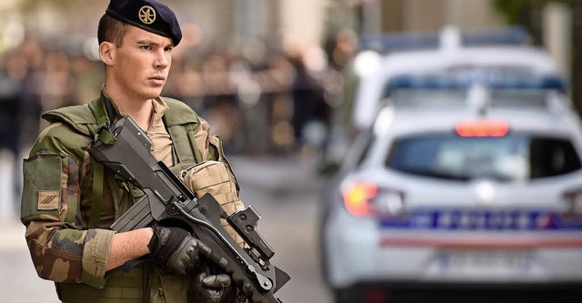 Soldaten patrouillieren noch immer in Frankreichs Straen.   | Foto: AFP