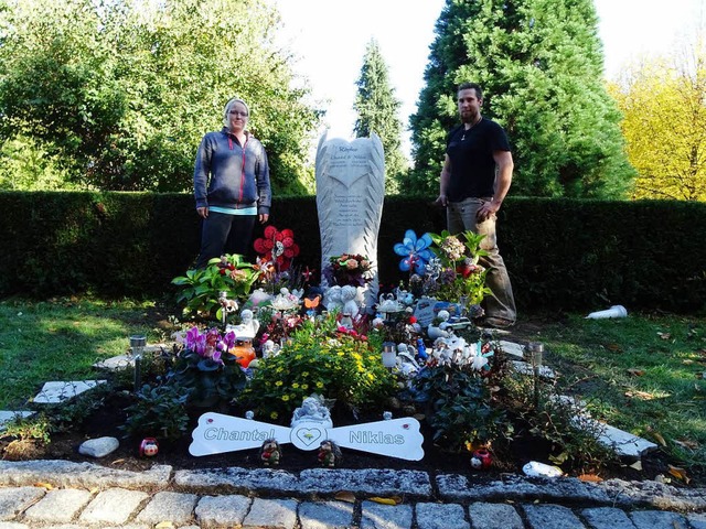 Ein Marmorstein als Trost: Thomas Rasc...opfer auf dem Just-Friedhof in Kamenz.  | Foto: BZ