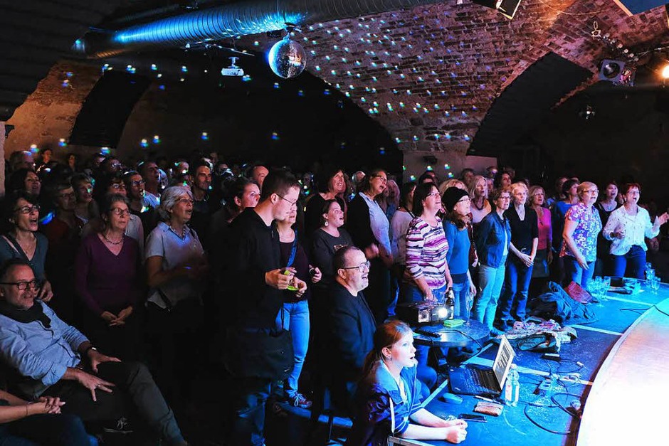 Das Jazzhaus war am Donnerstag bestens gefüllt – mit singfreudigen BZ-Leserinnen und Lesern. (Foto: Miroslav Dakov) Das Jazzhaus war am Donnerstag bestens gefüllt – mit singfreudigen BZ-Leserinnen und Lesern. (Foto: Miroslav Dakov)