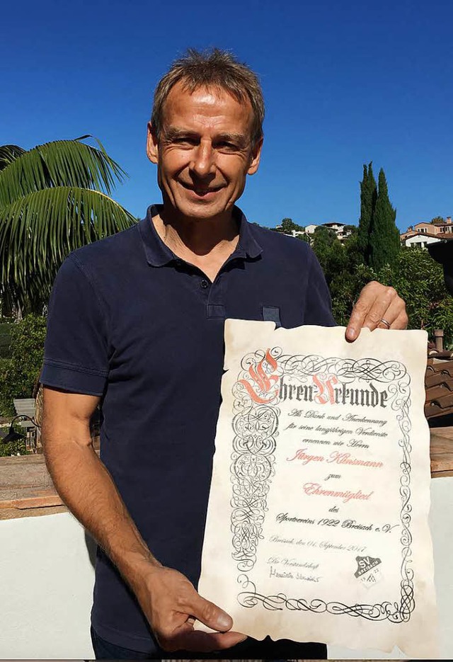 Jrgen Klinsmann mit der Ehrenurkunde des SV Breisach  | Foto: privat