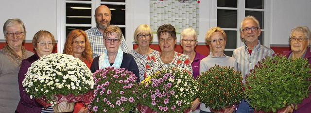 Mit Chrysanthemen ehrte der Vorsitzend...er von rechts),  verdiente Mitglieder.  | Foto: Beate Rottler