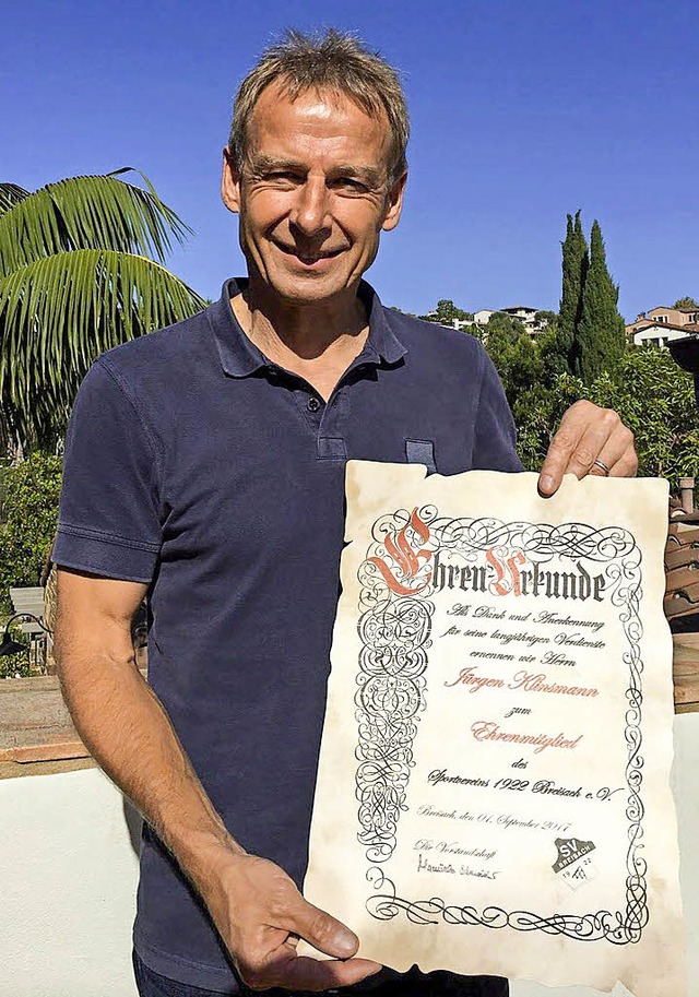 Jrgen Klinsmann mit der Ehrenurkunde des SV Breisach  | Foto: Privat