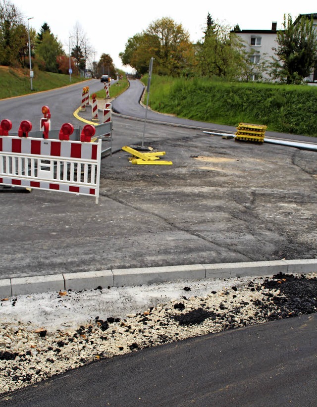 An der Einmndung der neuen Strae ms... fr die Fugnger freigegeben werden.  | Foto: Rolf Reimann