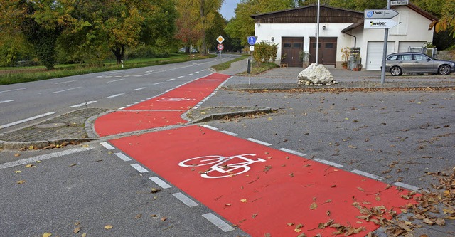 Im Auftrag des Landkreises wurde krzl...kw-Verkehr zum Kalkwerk Istein quert.   | Foto: Hannes Lauber