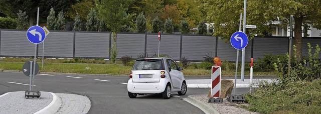 Nach wie vor biegen Autofahrer illegal... und nutzen sie als Durchgangsstrae.   | Foto: Rderer
