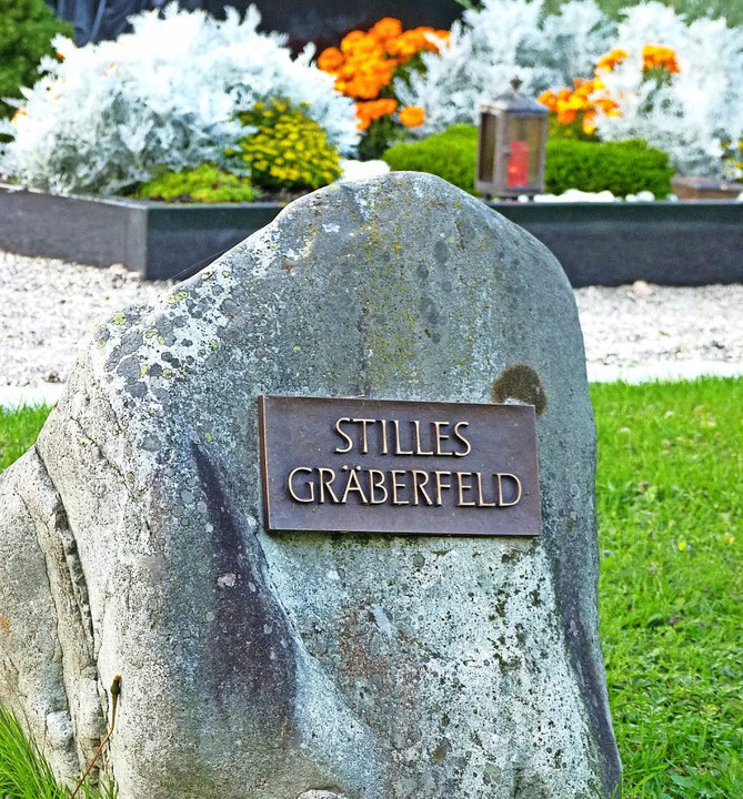 Auf dem Findling am stillen Grberfeld stehen keine Namen.  | Foto: Dirk Sattelberger