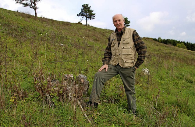 Naturschutzwart Hubert Rossa auf der f...s hier einmal grere Bsche standen.   | Foto: Dose
