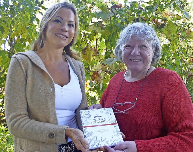 Ursel Suchan (links) und Elfie Harter-Bachmann mit dem neuen Wittnauer Kochbuch   | Foto: Andrea Gallien/Markus Donner