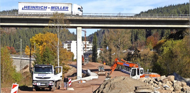 Der Lastwagen auf der Hochbrcke fhrt...ten Mal ber die Unterstadtanbindung.   | Foto: Peter Stellmach