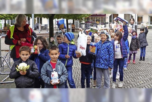 Kinder spenden der Tafel