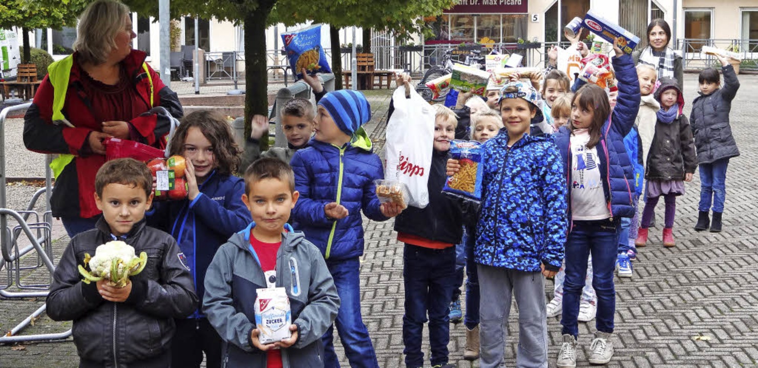 Voller Stolz zeigten die Kinder der Kl...Lebensmittelgaben fr den Tafelladen.   | Foto: Klaus Brust