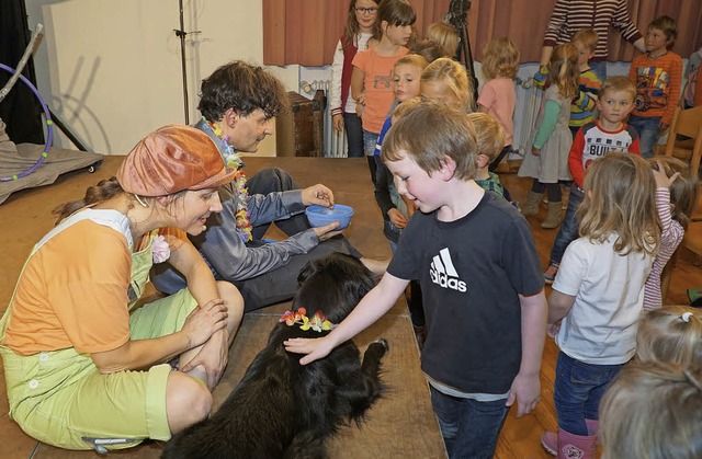 Nach der Vorstellung durften die Kinde...m den echten Hund Charlie streicheln.   | Foto: Karla Scherer