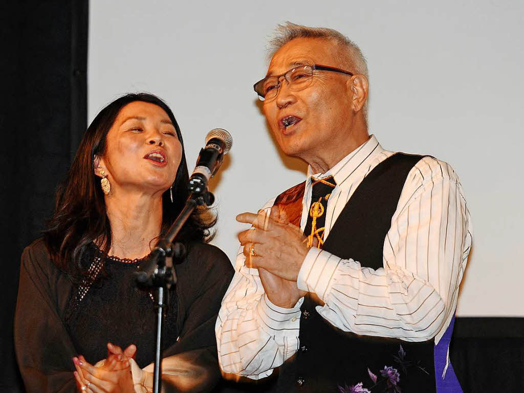Kikuto Sakagawa (rechts)  und Keishu Kawei singen ein Geburtstagsstndchen auf japanisch