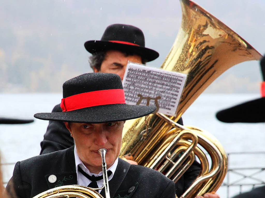 Die breiten Krempen der Musikerhte schtzen die Dittishausener vor dem Regen.