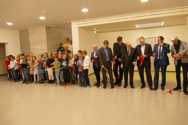 Das Band ist durchschnitten, der Weg in die Schule ist frei.  | Foto: Markus Maier