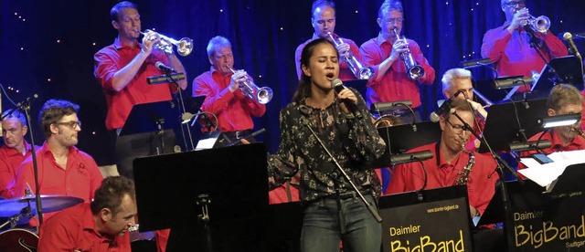 Sngerin Alexandra Jansen mit der Daimler Big Band  | Foto: Georg Vo