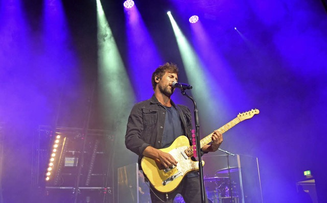 Max Giesinger auf der Bhne der Oberrheinhalle  | Foto: Harald Rudolf