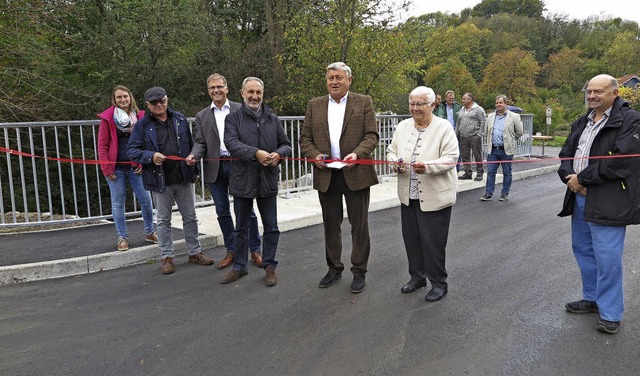 Die Hohlebachbrcke  ist jetzt wieder ...iden das symbolische rote Band durch.   | Foto: Dorothee Philipp