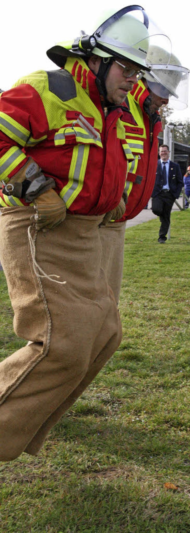 Buche einziehen: zwei Feuerwehrmnner der Abteilung Grwihl beim Sackhpfen   | Foto: Peter Schtz
