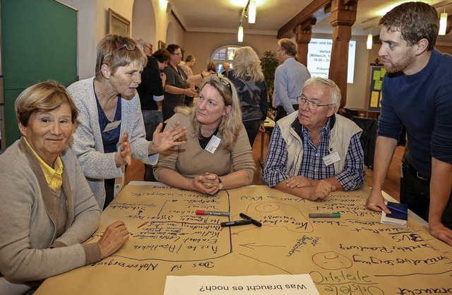 Arbeitsatmosphre in der Brgerwerkstatt im Rathaussaal.  | Foto: Sandra DEcouX-KOne