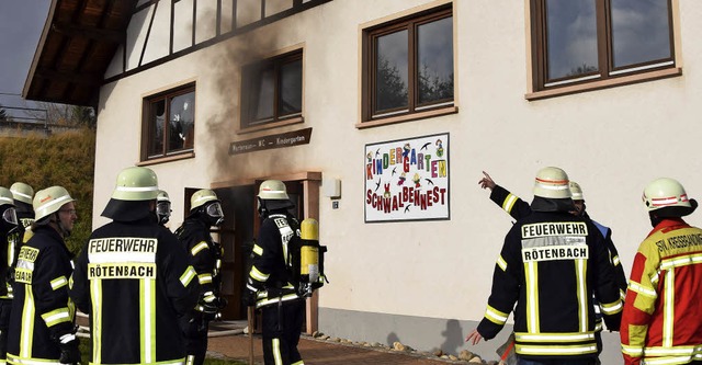 Dunkler Rauch dringt aus dem  Kindergarten Schwalbennest in Rtenbach.   | Foto: Kamera&#8197;24