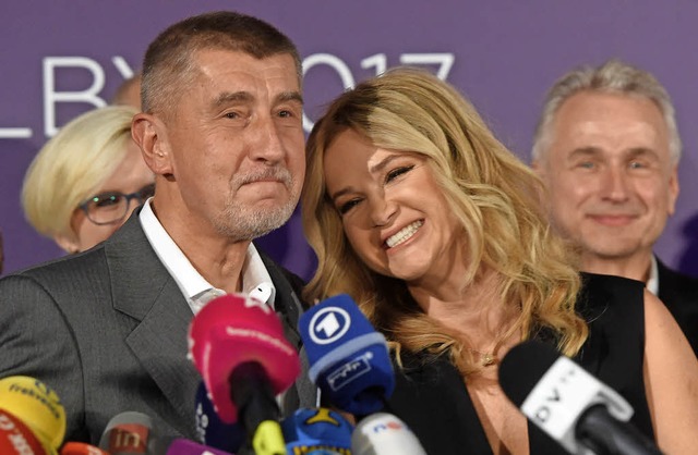 Andrej Babis und seine Frau  Monika na... Wahlsiegs seiner Protestbewegung ANO   | Foto: DPA