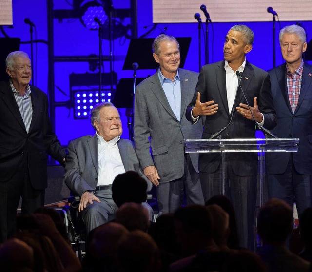 Fnf Ex-Prsidenten auf einer Bhne: J... Bush, Barack Obama und Bill Clinton.   | Foto: AFP