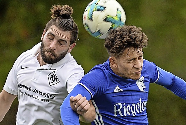 Kopfballduell zwischen dem Neustdter ...ks) und Leandro Einecker aus Endingen   | Foto: Seeger