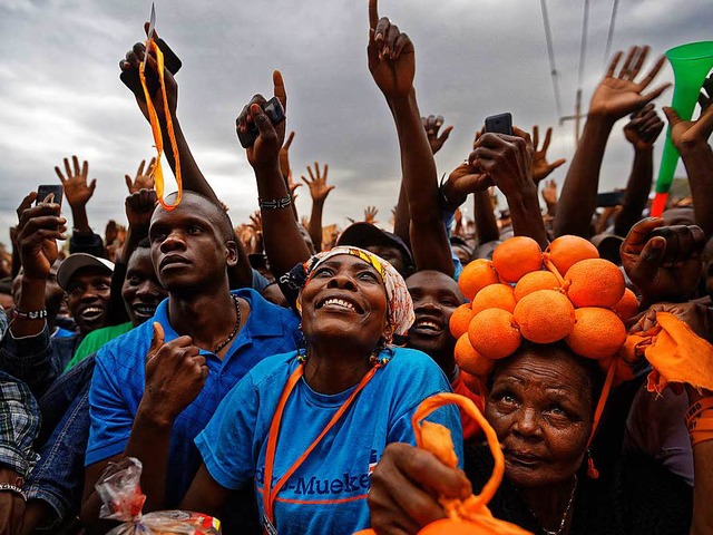 Anhnger hren in Nairobi einer Rede von Oppositionsfhrer Odinga zu.  | Foto: dpa