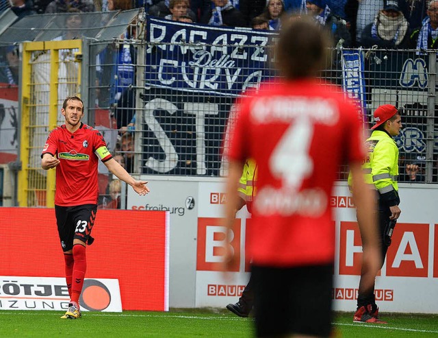 Julian Schuster von Freiburg wird bei ...rliner Fans mit Gegenstnden beworfen.  | Foto: dpa