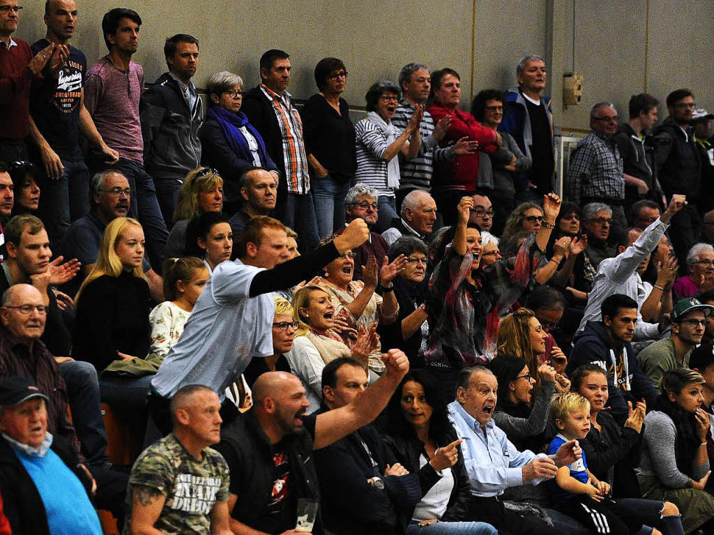 Jede Menge Emotionen und Spielszenen in der gut gefllten Breisgauhalle rund um das Derby zwischen dem TVH und dem TuS.