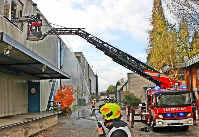 Das Fabrikationsgebude der Firma Laue...Feuerwehren aus dem vorderen Kandertal  | Foto: Rolf Rhein