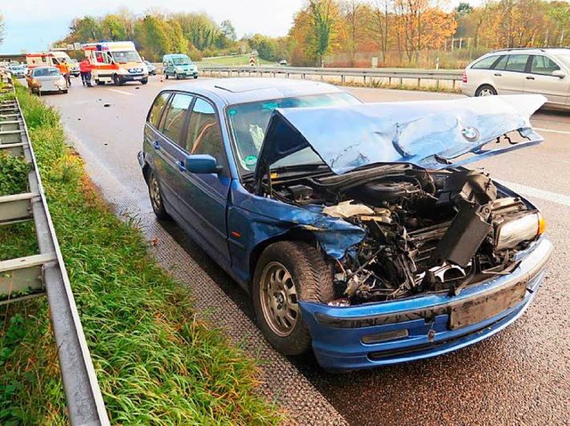 Der beschdigte BMW am Fahrbahnrand  | Foto: Polizeiprsidum Freiburg
