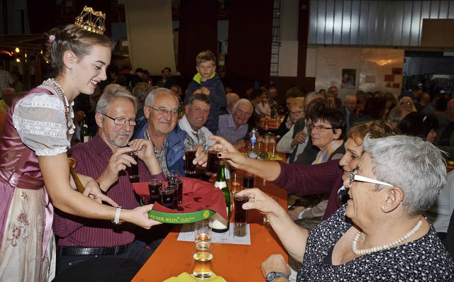 Knigschaffhausen. Kirschenknigin Cel...inks) bringt Gratiswein an die Tische.  | Foto: Roland Vitt