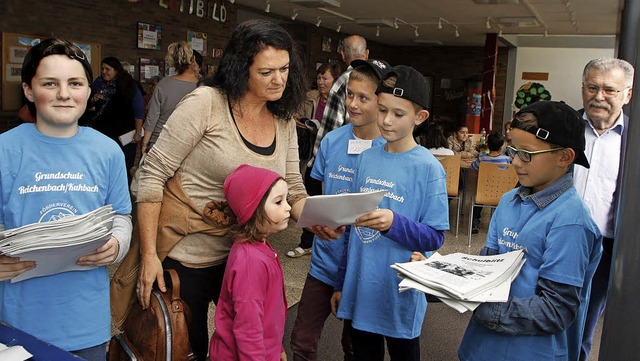 Schler verteilen ihre Zeitung in der Schule.   | Foto: Heidi Fssel