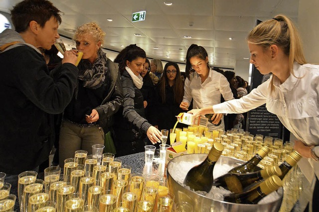 Bei der Ladies Night knnen die Kundin... Karstadt ein Glas Prosecco genieen.   | Foto: Barbara Ruda