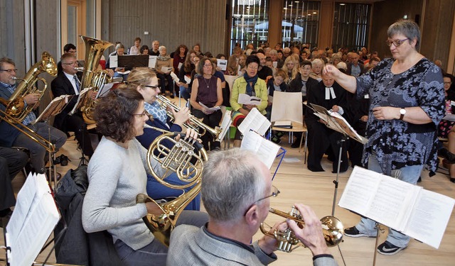 Der Posaunenchor unter der Leitung von...e den Festgottesdienst am Sonntag mit.  | Foto: Michael Haberer