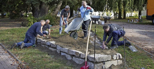 Am Samstag war die erste Pflanzaktion  im Hebelpark.   | Foto: volker Mnch