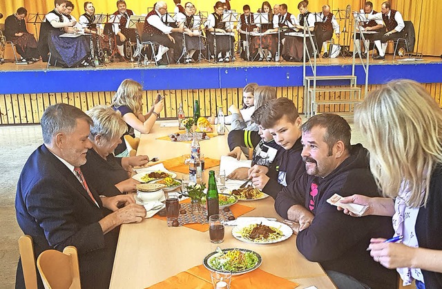 Einige Familien fanden sich zum Pfarrf...Mittagessen in der Feldberghalle ein.   | Foto: Tina Httich