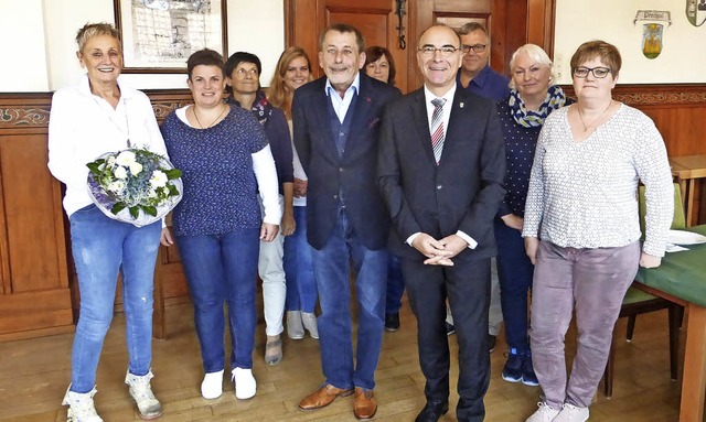 <BZ-FotoAnlauf>Dienstjubilum: </BZ-Fo...land Tibi) im Kreise seiner Kollegen.   | Foto: Stadt Elzach