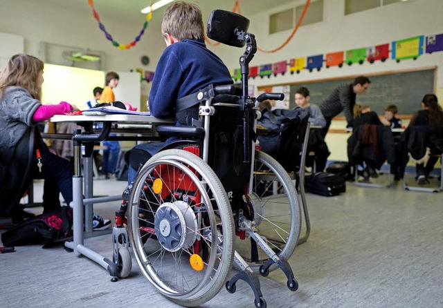 Ziel ist unter anderem, die Inklusion ...nderung in den Schulen zu verbessern.   | Foto: dpa