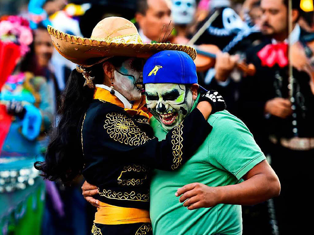 Bunte Totenkpfe und Riesenblumen im Haar. Die Catrina-Parade steht unter dem Motto 