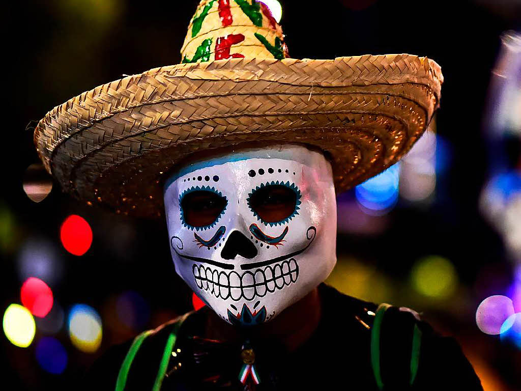 Bunte Totenkpfe und Riesenblumen im Haar. Die Catrina-Parade steht unter dem Motto 