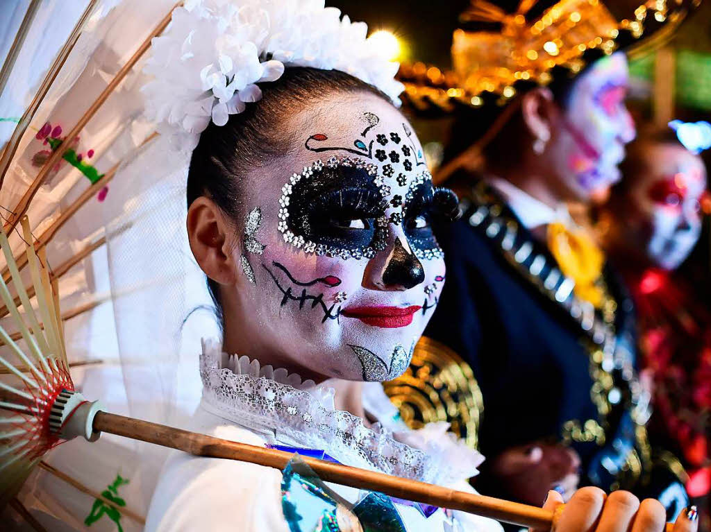 Bunte Totenkpfe und Riesenblumen im Haar. Die Catrina-Parade steht unter dem Motto 