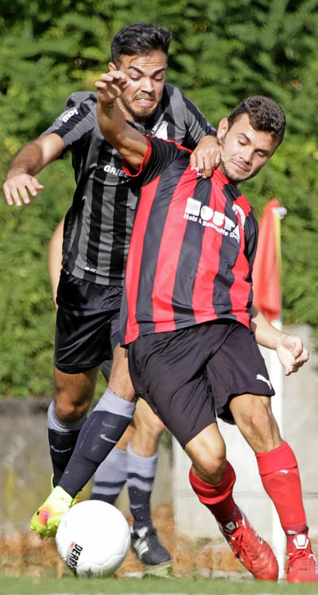 Vor allem intensive Zweikmpfe bot das..., vorne) und Laufenburg (Salih Biber).  | Foto: Matthias Konzok