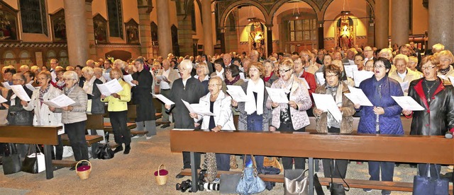 Kirchenchre aus dem Dekanat brachten  Tamblings Missa brevis in B zum Klingen.  | Foto: Rainer Bombardi