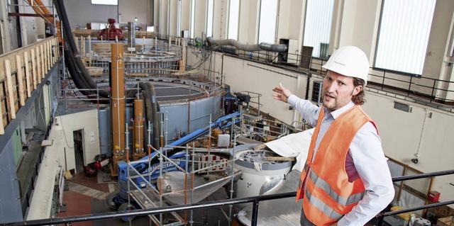 Projektleiter Marius Rederichs erklrt...tern und einem Gewicht von 42 Tonnen.   | Foto: Peter Rosa