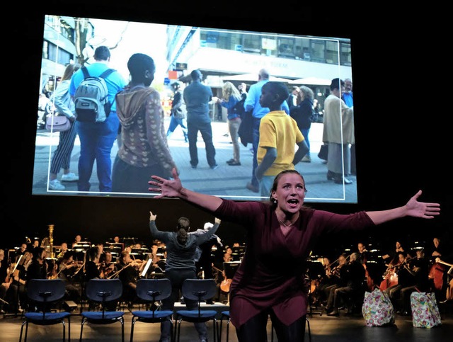 Gretel (Esther Dierker) in Afrika &#8211; Afrika in der Stuttgarter Oper  | Foto: dpa