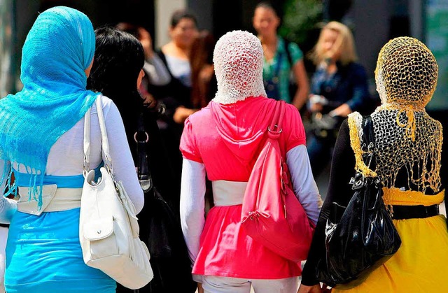 Junge Musliminnen mit Kopftuch.  | Foto: dpa